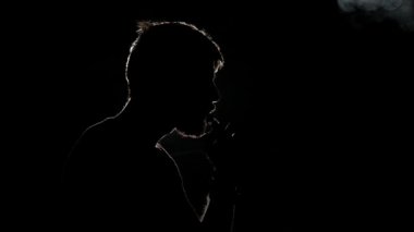 Elektronik sigara içen adam. Siyah. Siluet. Yavaş çekim