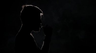 Elektronik Sigara. Siyah. Siluet. Yakından kapatın. Yavaş çekim