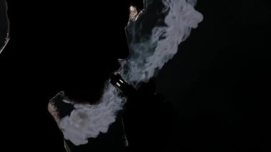 E-sigara. Siyah. Silhuoette' e. Yakından kapatın. Yavaş çekim