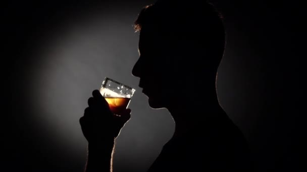 Hombre alcohólico bebiendo whisky. Gris. De cerca. Movimiento lento — Vídeos de Stock