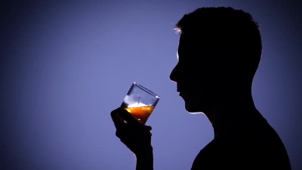 Hombre deprimido y bebiendo alcohol. Azul. De cerca. — Vídeos de Stock