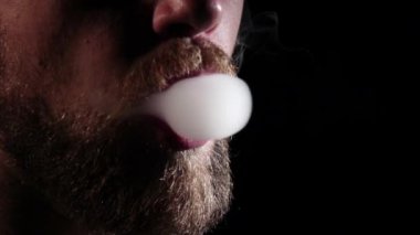 Adam sigaranın dumanını serbest bıraktı. Siyah. Siluet. Yavaş çekim