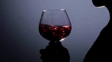 büyük cam konyak içmeye adam