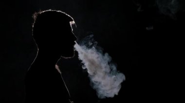 Elektronik sigara. Duman. Arka ışık. Ağır çekim