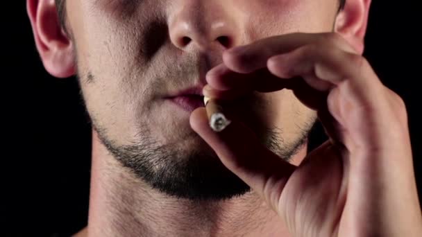 Malos hábitos. Cigarrillos. Fumar. Negro. De cerca. Movimiento lento — Vídeo de stock