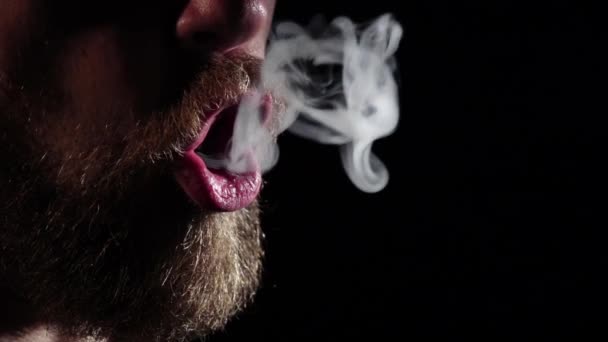 L'homme admet cercles fumée de cigarette. Noir. Silhouette. Mouvement lent — Video