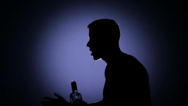 Het drinken van wodka. Wodka. Achtergrondlicht. Slow motion — Stockvideo