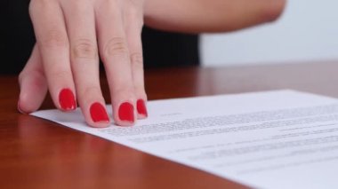 Kız sözleşme koşullarını reddeder ve uygun damga koyar, yakın