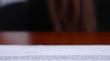Alt belgelerdeki dikdörtgen bir baskı ile ofis işleri yapıyor. Yakın çekim