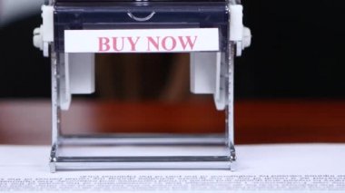 Alt belgelerdeki dikdörtgen bir baskı ile ofis işleri yapıyor. Yakın çekim
