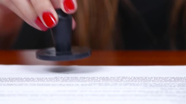 Femme met un timbre sur le document. Gros plan — Video