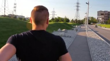 Sağlıklı adam açık havada park üzerinde yol yüksek tanımlı video