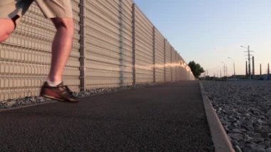 Koşucu kadın parkta açık fitness izci giyilebilir teknoloji egzersiz çalışan. Yavaş çekim