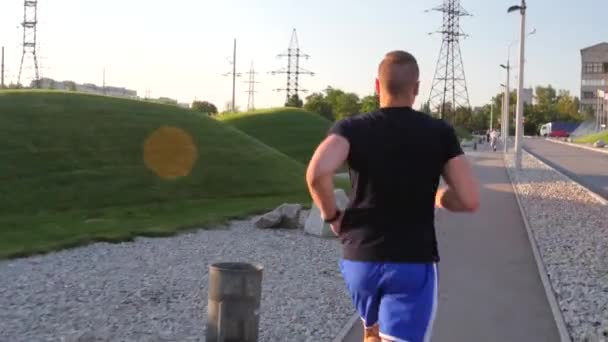 Бегуны мужчины бегают в парке упражнения на открытом воздухе фитнес-трекер носимые технологии — стоковое видео