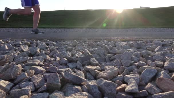 Hombre corriendo al aire libre en el parque en la carretera. Movimiento lento — Vídeo de stock