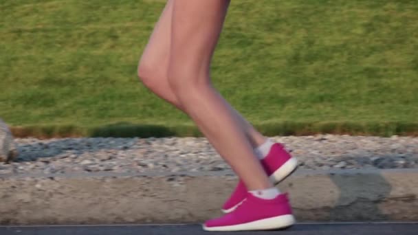 Female legs feet running on country road. Slow motion — Stock Video