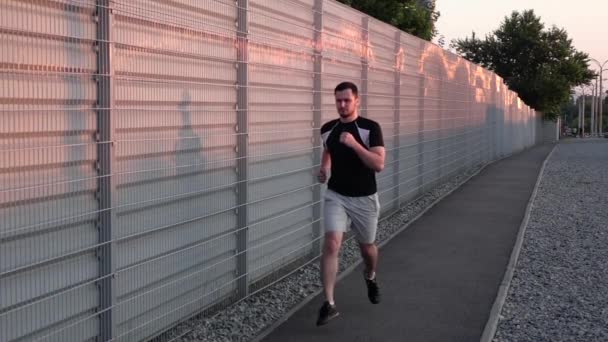 Pernas, atleta de corrida. Atingido com Steadicam, o movimento para o homem que corre. Movimento lento — Vídeo de Stock