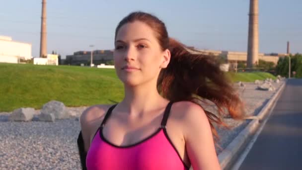 Atletická fitness žena, co běží na ulici. Zpomaleně — Stock video