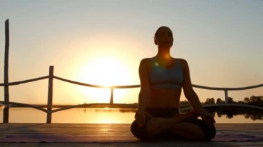 Sunset Beach adlı meditasyon kadın