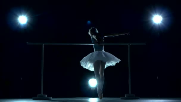 Bailarina de ballet en tutú blanco sobre un azul — Vídeo de stock