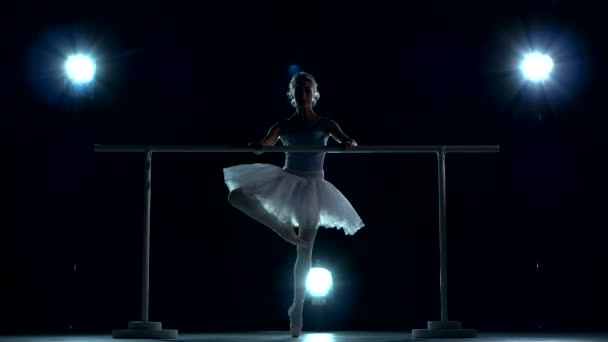 Ballerina trägt weißes Kleid und Spitzenschuhe — Stockvideo