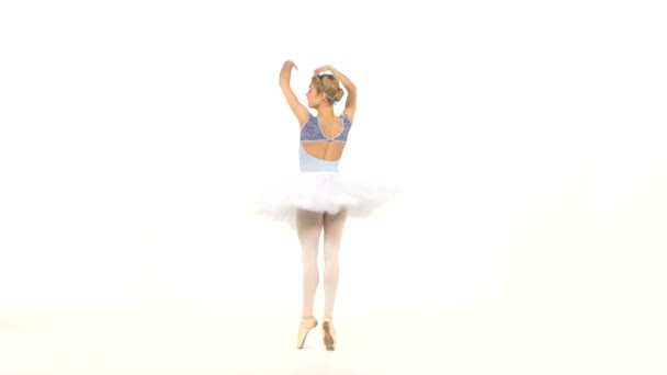 Porträt der Ballerina in Ballettpose auf Weiß — Stockvideo