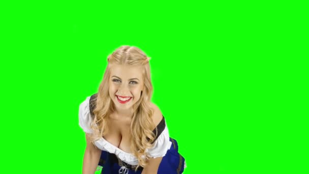 Kız bir Bavyera kostüm ve biri için gözlük ile bira ikram. Yeşil ekran — Stok video