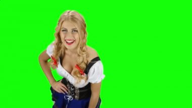 Bavyera kostüm Bavyera kız biri için bir bira ikram. Yeşil ekran