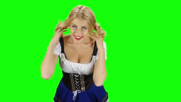 Frau in bayerischer Tracht spielt mit ihren Haaren und lacht. Green Screen — Stockvideo