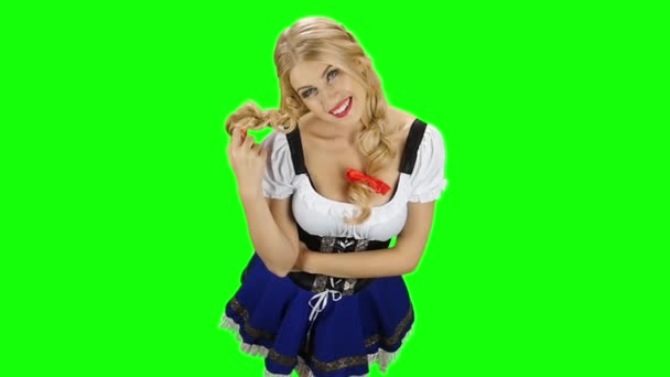 Flicka i bayerska kostym leker med hennes hår och skrattar. Grön skärm — Stockvideo