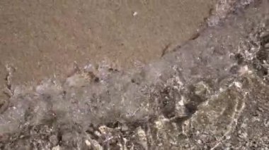 Buzlu kırma dalgalar deniz. Yakın çekim. Ağır çekim