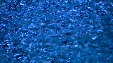 Gece açık deniz su yansımalar o altındaki kumları üzerinde dalgaların. Yakın çekim. Ağır çekim