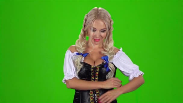 Blond kvinna i traditionella bayerska kostym. Grön skärm. Slow motion — Stockvideo