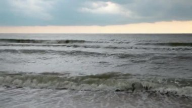 Güçlü dalgalar deniz
