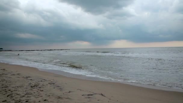 Atardecer marino clima sombrío — Vídeo de stock