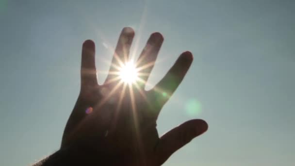 Солнце пробивает руку — стоковое видео