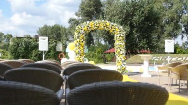 Taze çiçekler ile kemer