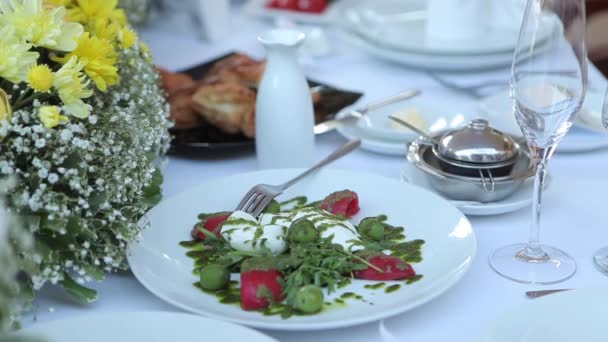 Mesa decorada para banquete de casamento — Vídeo de Stock