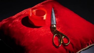 Kırmızı kurdele yastık üzerinde düşen