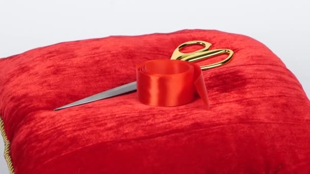 Tesoura, fita vermelha, travesseiro — Vídeo de Stock