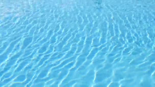 Блакитна вода в басейні — стокове відео