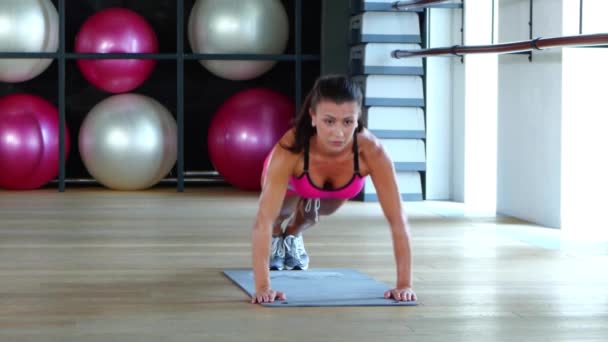 Vrouw in sportkleding doet push-ups — Stockvideo