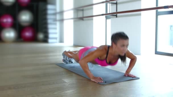 Brunett kvinna på gym — Stockvideo