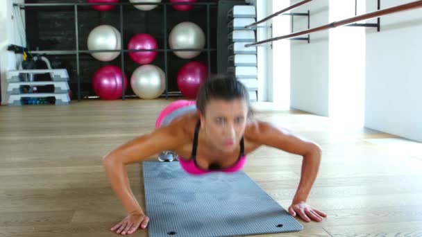 Жінка фітнес-тренування — стокове відео