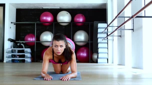 Fitness-Mädchen im Fitnessstudio — Stockvideo