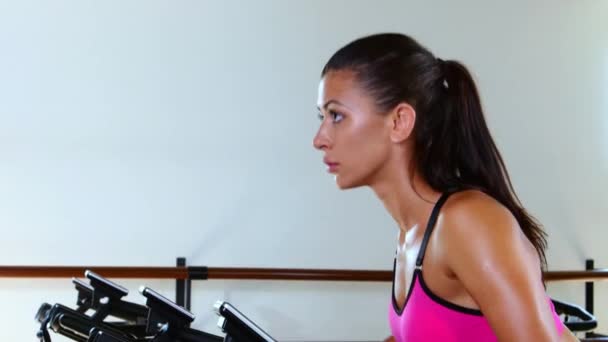 Mujer deportiva en el gimnasio — Vídeo de stock