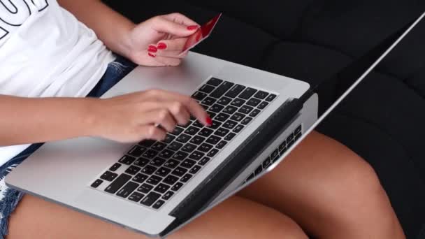 Ragazza fa l'acquisto online — Video Stock