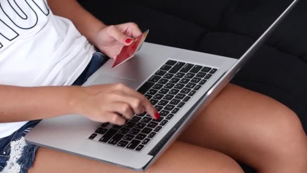 Menina faz compra online — Vídeo de Stock