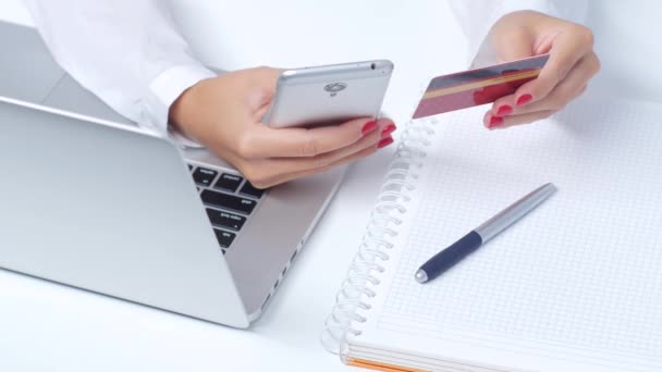 Menina fazendo compras online — Vídeo de Stock