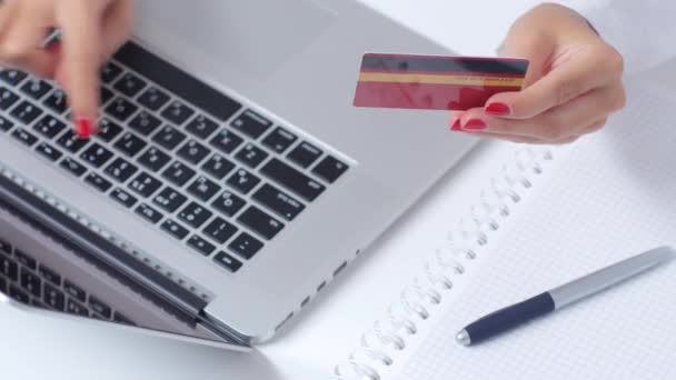 Mujer con tarjeta en la mano — Vídeos de Stock